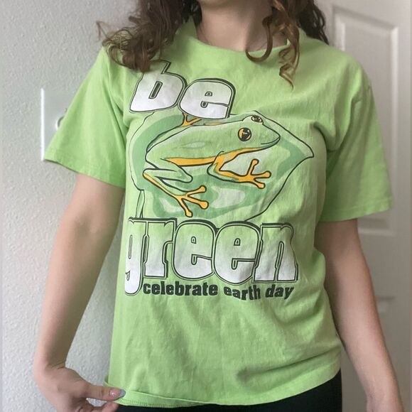 Vintage‎ Y2K Be Green Earth Day Frog Graphic Tshirt Size Medium - Picture 1 of 4